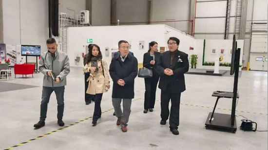 駐匈牙利大使龔韜調研華工激光歐洲展示中心，走進首家“激光智造4S店”